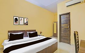 Super Hotel O Shalimar Bagh Max Hospital